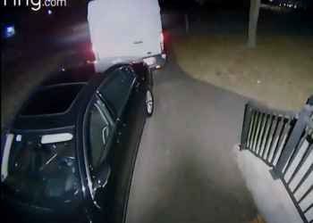 La policía de Warwick busca al conductor de una furgoneta de carga que dañó un coche aparcado y una casa