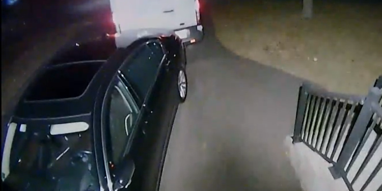 La policía de Warwick busca al conductor de una furgoneta de carga que dañó un coche aparcado y una casa