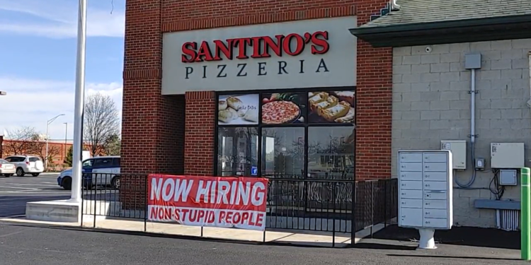 Una pizzería de Ohio llama la atención con su cartel «Ahora contratamos a gente que no es estúpida»