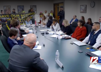 Padres amenazan con una demanda para bloquear el cierre de la escuela primaria de Providence