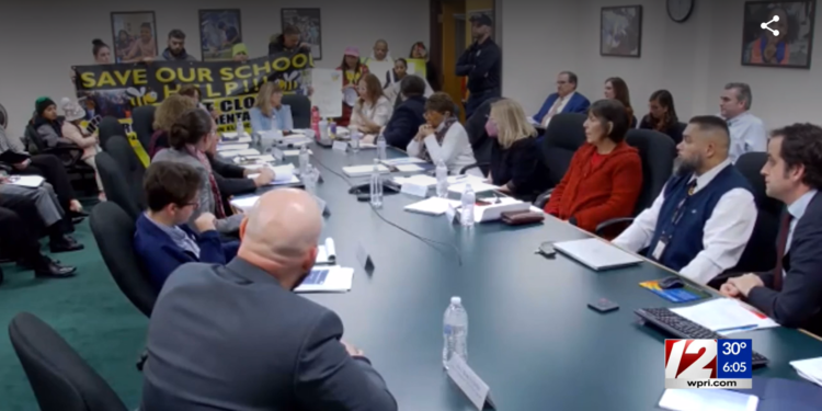 Padres amenazan con una demanda para bloquear el cierre de la escuela primaria de Providence