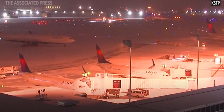 Más de 1.000 vuelos cancelados por una fuerte tormenta invernal en el norte de EE.UU.