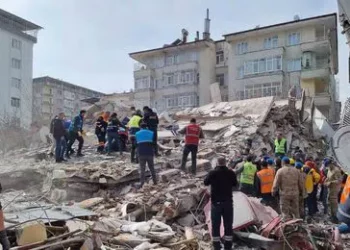 Nuevo terremoto sacude Turquía y derrumba más edificios: 1 muerto