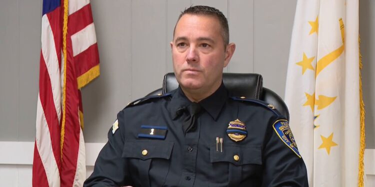 La contratación anual de policías arroja menos solicitantes y las agencias locales se quedan cortas de personal