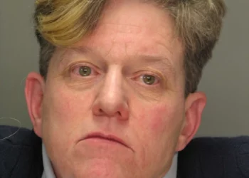 Un informe detalla la detención por conducción bajo los efectos del alcohol y la agresión de un miembro del comité escolar