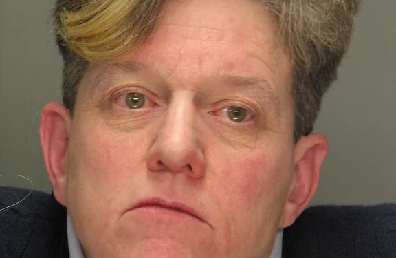 Un informe detalla la detención por conducción bajo los efectos del alcohol y la agresión de un miembro del comité escolar