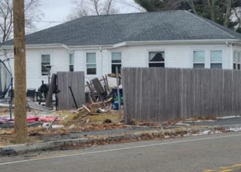 Hombre acusado de DUI después de estrellarse contra una casa en Warwick
