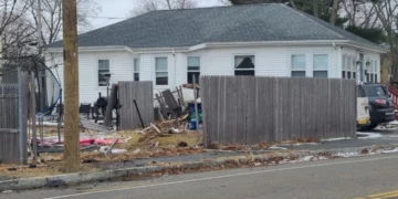 Hombre acusado de DUI después de estrellarse contra una casa en Warwick