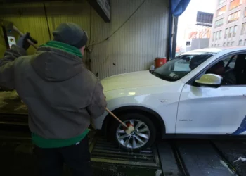 Anciano atropelló a trabajador en autolavado lanzándolo a 50 pies de altura en Nueva Jersey