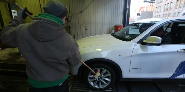 Anciano atropelló a trabajador en autolavado lanzándolo a 50 pies de altura en Nueva Jersey