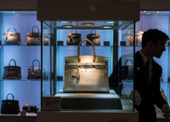 Ladrones roban $200,000 dólares en bolsos de lujo en casa de subastas de NY