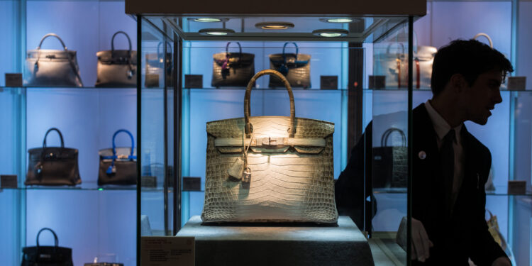 Ladrones roban $200,000 dólares en bolsos de lujo en casa de subastas de NY