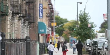 Salió a fumar y lo mataron a cuchilladas: tragedia de joven que visitaba a su mamá en Nueva York