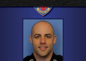 Tragedia laboral captada en video: bombero héroe murió combatiendo fuerte incendio en Nueva York