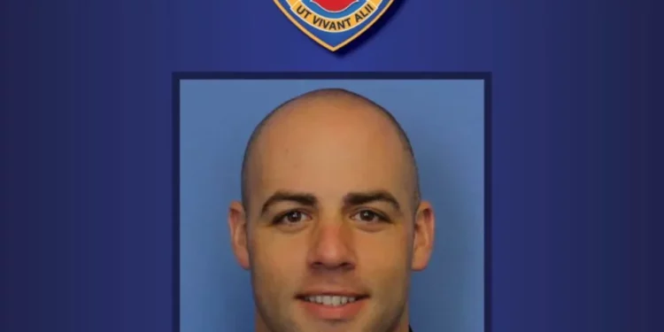 Tragedia laboral captada en video: bombero héroe murió combatiendo fuerte incendio en Nueva York