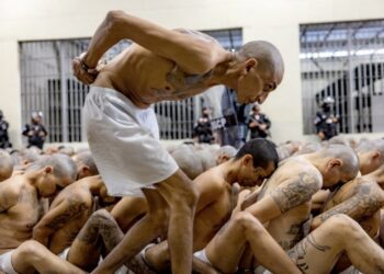 El Salvador traslada a los primeros 2.000 presos a la nueva mega cárcel