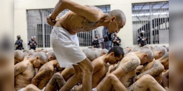 El Salvador traslada a los primeros 2.000 presos a la nueva mega cárcel