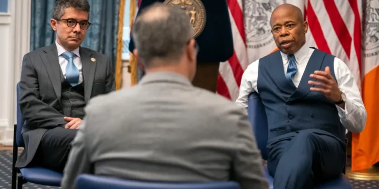 Alcalde Adams: “Avanzamos en hablarle a las minorías étnicas de NYC en su propia lengua”