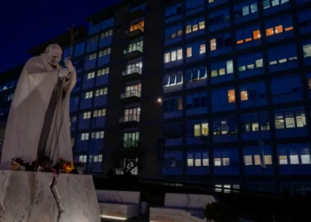 Vaticano: El Papa mejora tras su hospitalización por una infección