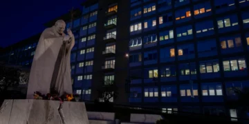 Vaticano: El Papa mejora tras su hospitalización por una infección