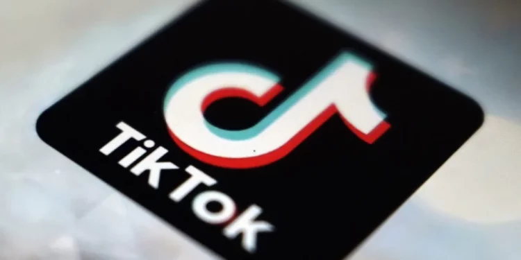 Gobierno de Biden amenaza con prohibir TikTok si la matriz china no vende sus participaciones