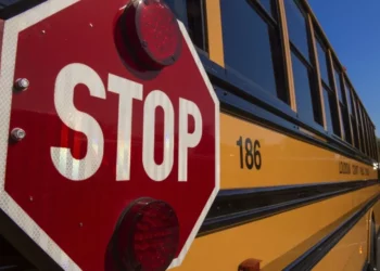 Ladrones huyendo en lujoso BMW chocaron bus escolar con alumnos y maestros en Nueva Jersey