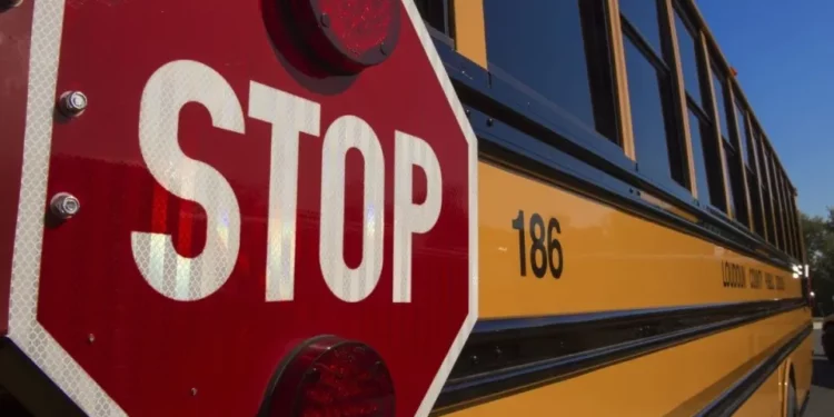 Ladrones huyendo en lujoso BMW chocaron bus escolar con alumnos y maestros en Nueva Jersey