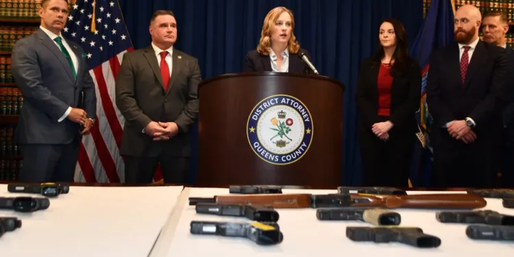 Desmantelan a dos pandillas rivales en Queens que causaron tiroteos y mataron a inocentes