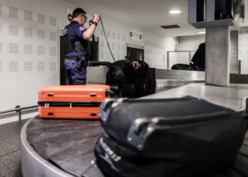 FBI arresta a un hombre por intentar introducir explosivos a un avión en Pensilvania