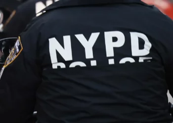 Joven policía murió baleado en su hogar en NY; había participado en un tiroteo fatal