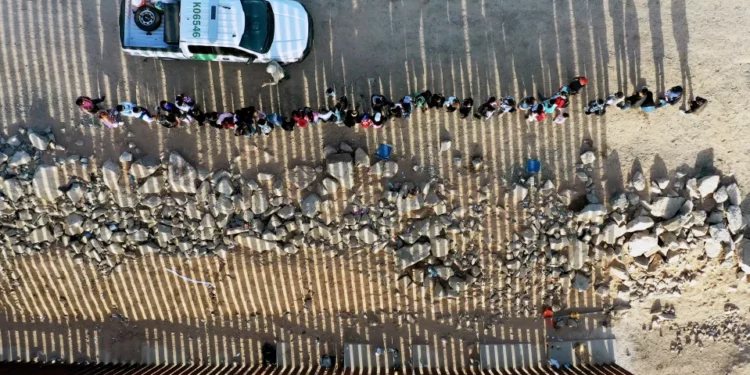 Los “coyotes” usan drones para vigilar a ‘La Migra’ en la frontera