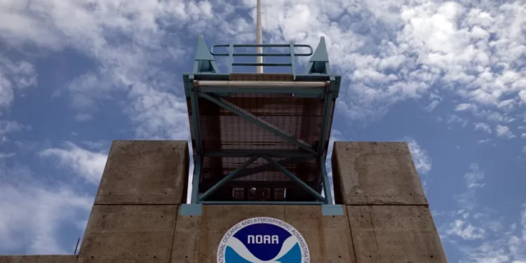 La anciana de 92 años de Maine que trabaja “rastreando el clima” para NOAA