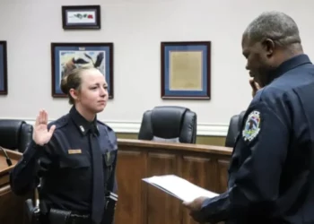 Policía despedida de comisaría en Tennessee por sexo con varios oficiales concede primera entrevista: “ellos no aceptaban un no por respuesta”