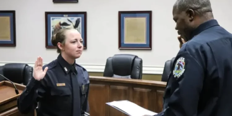 Policía despedida de comisaría en Tennessee por sexo con varios oficiales concede primera entrevista: “ellos no aceptaban un no por respuesta”