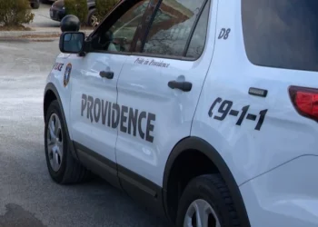 La policía de Providence ofrece una rueda de prensa sobre una redada de armas y drogas