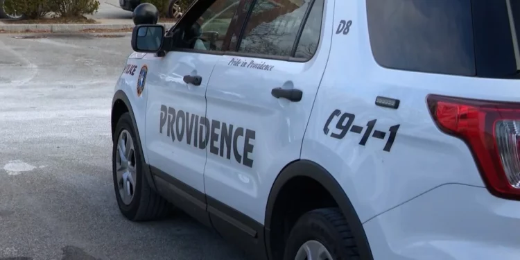 La policía de Providence ofrece una rueda de prensa sobre una redada de armas y drogas
