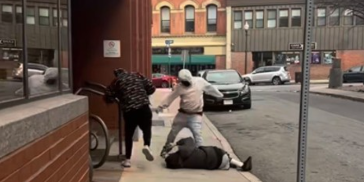 La policía de Fall River busca a los sospechosos acusados de atacar a una persona