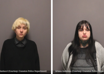 2 acusadas después de encontrar 20 conejos rescatados en una casa Cranston