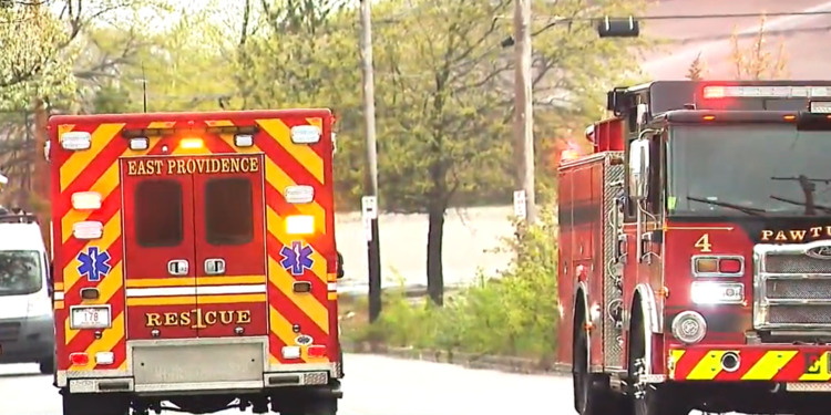 Suspenden a 2 paramédicos de Pawtucket tras la muerte de un hombre