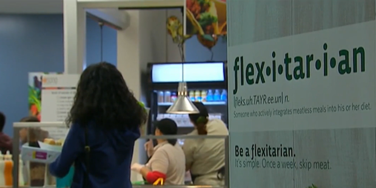 Organizaciones se manifiestan a favor de comidas gratuitas en todas las escuelas públicas de RI