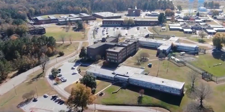 3 empleados de hospital y 7 ayudantes del sheriff acusados de asesinato por la muerte de un hombre en Virginia