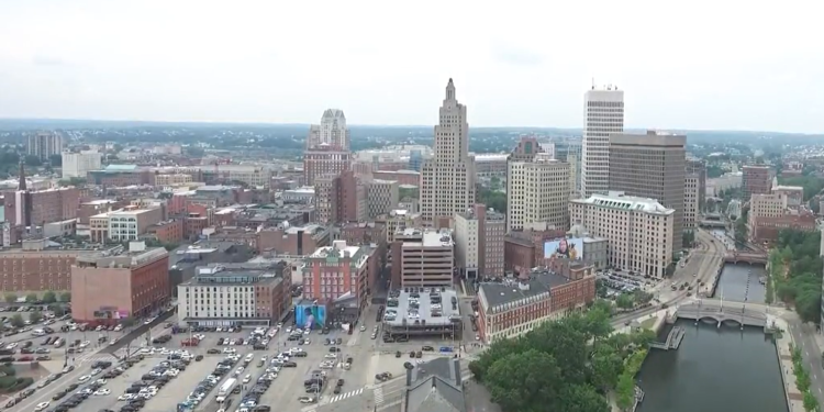 Los activistas climáticos de RI quieren acabar con las inversiones en combustibles fósiles