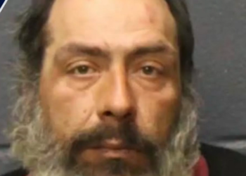 La policía: Un hombre de New Bedford arrojó a una mujer a una hoguera