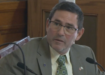 Críticas a un legislador de RI por sus comentarios «insultantes» durante una audiencia en la Cámara de Representantes del Estado