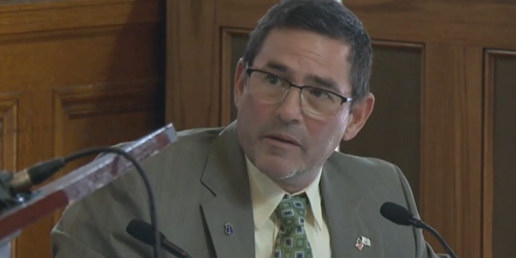 Críticas a un legislador de RI por sus comentarios «insultantes» durante una audiencia en la Cámara de Representantes del Estado