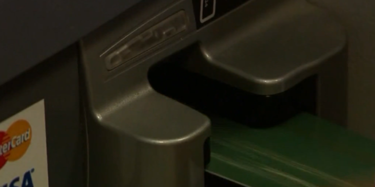 Detectan dispositivos «Skimming» en cajeros automáticos de North Providence y Central Falls