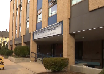 5 estudiantes trasladados al hospital por una fuga de anticongelante en el autobús de Central Falls