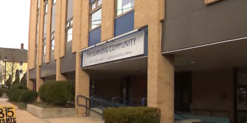 5 estudiantes trasladados al hospital por una fuga de anticongelante en el autobús de Central Falls