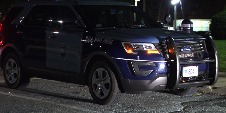 Policía estatal arrastrado por un coche en Fall River