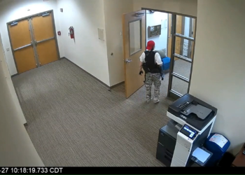 Un vídeo de vigilancia muestra al tirador entrar en una escuela de Nashville